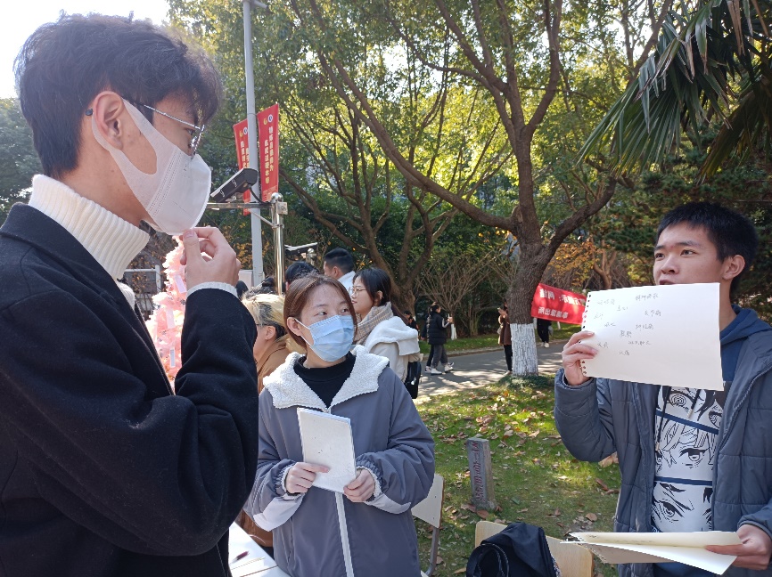 参与者在游戏中学习艾滋病的症状