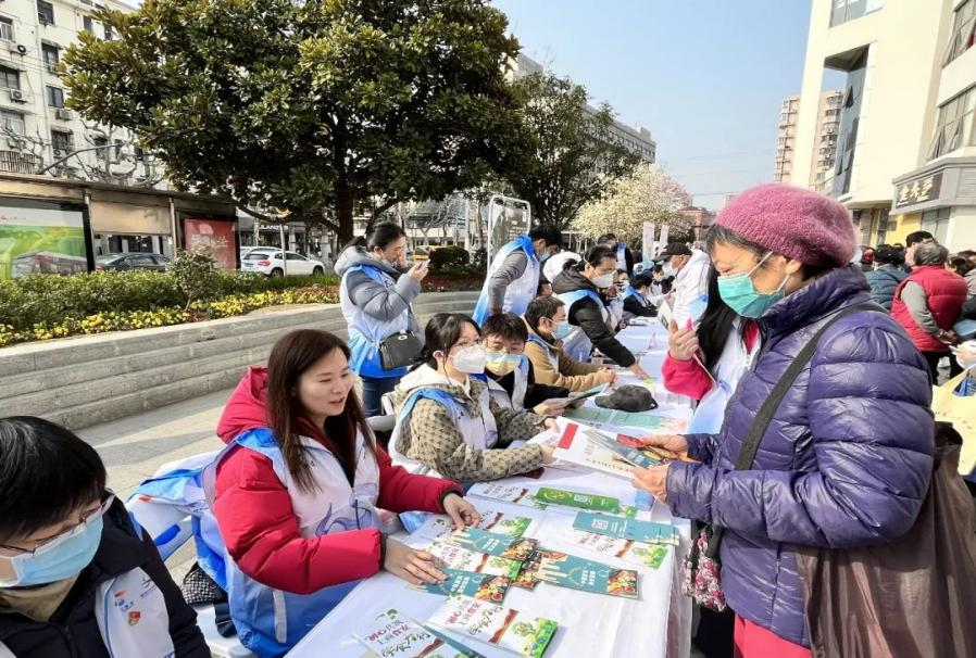 学雷锋活动现场