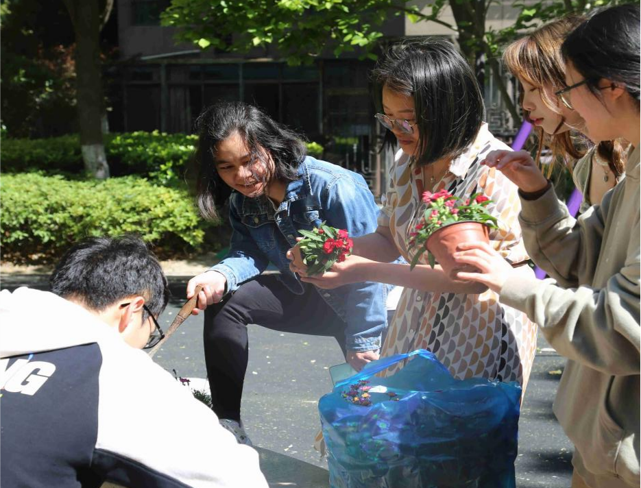 上商青年在同盛南桥花园与小区居民共同携手打造多彩社区