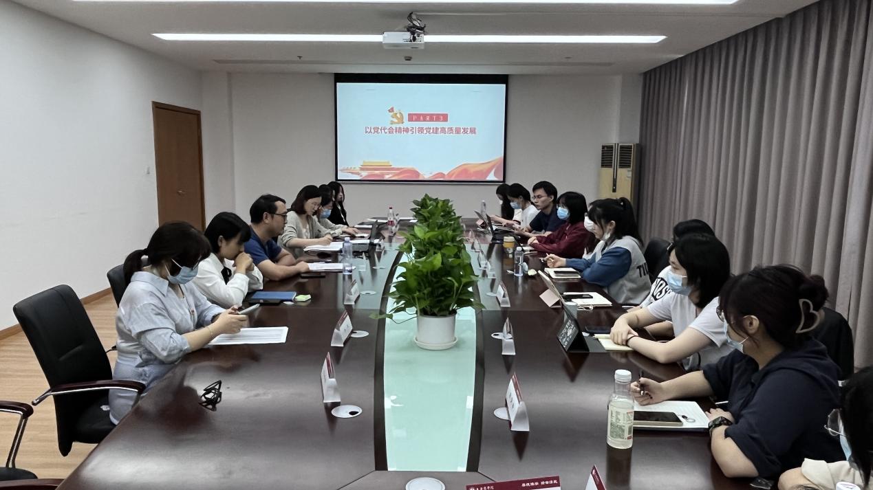 （图为同学们分享心得体会）